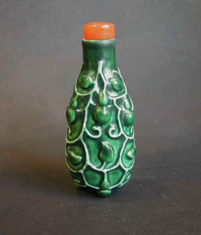 Porcelain snuff bottle moulded and enamelled green - with gourds | MasterArt